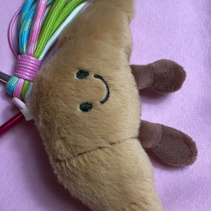 PORTE CLÉS PELUCHE CROISSANT PARISIEN - BIJOU DE SAC AVEC CHARMS