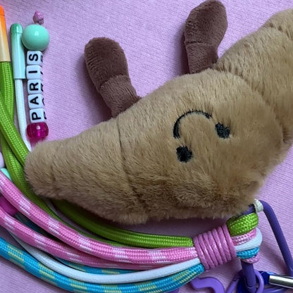 PORTE CLÉS PELUCHE CROISSANT PARISIEN - BIJOU DE SAC AVEC CHARMS